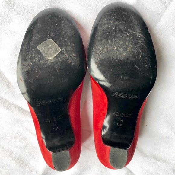Auth- Marc Jacobs red sued pump with button detail - Picture 5 of 8